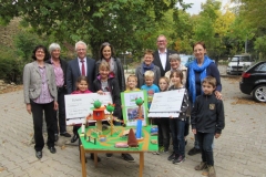 Scheckübergabe der erp-GmbH  an St. Marienschule und an Afemdi  am 8.10.2015, links außen die Leiterin der St. Marienschule Frau Becker-Schäfer