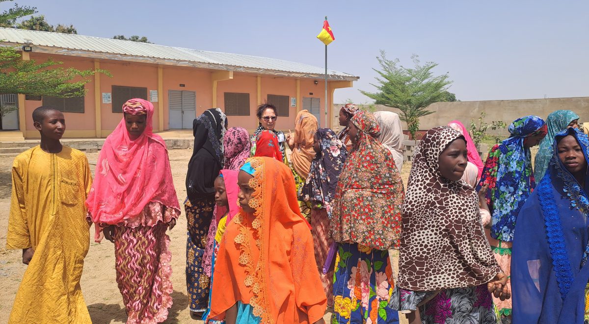 Frau Scheiner inmitten einer Gruppe kamerunischer Frauen auf dem Gelände des Frauenzentrums in Maroua
