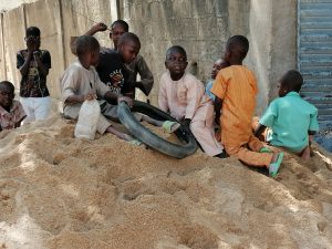 Kinder spielen auf einem Sandhaufen